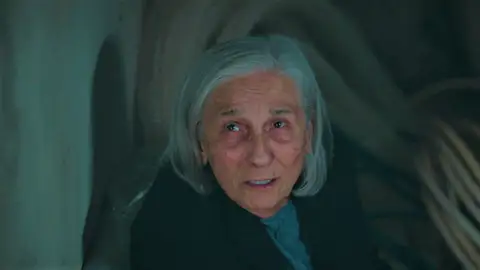 La señora Sevgi le ruega a Şevval que la libere y le hace una advertencia: "Todo lo que tengo se lo daré a Ömer" La señora Sevgi le ruega a Şevval que la libere y le hace una advertencia: "Todo lo que tengo se lo daré a Ömer"