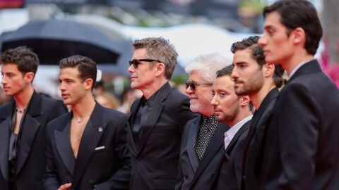 Manu Rios, Jason Fernández, Ethan Hawke, Pedro Almodóvar, Anthony Vaccarello, José Condessa y George Steane en el Festival de Cannes por el corto 'Extraña forma de vida'