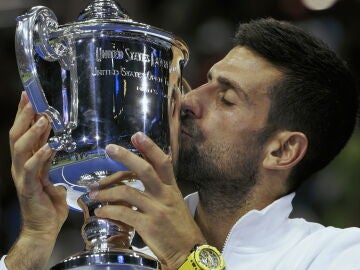 Novak Djokovic besa el trofeo del US Open 2023