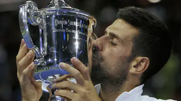 Novak Djokovic besa el trofeo del US Open 2023