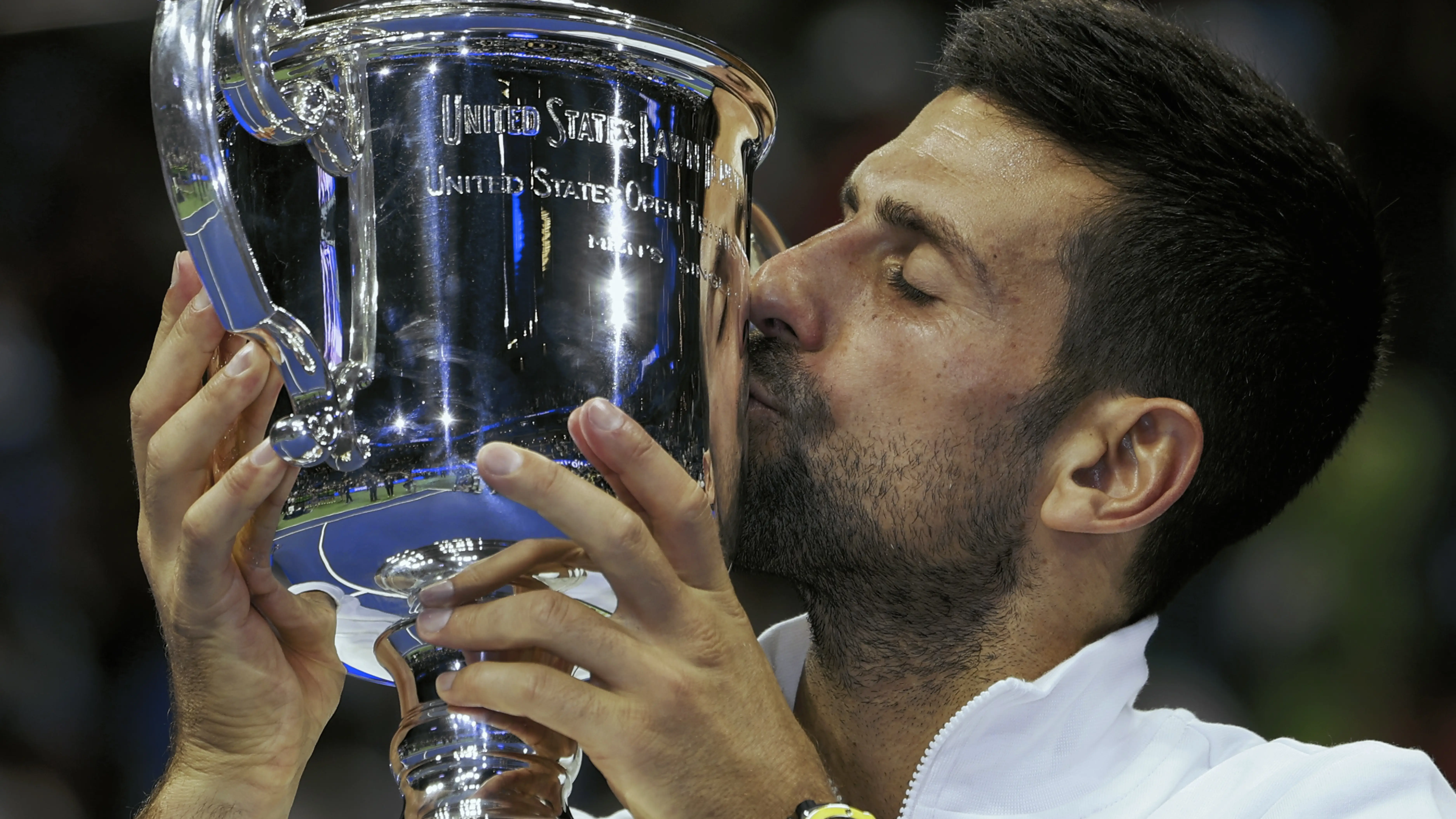 Novak Djokovic besa el trofeo del US Open 2023