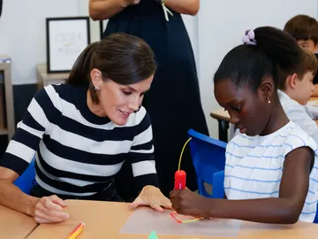 La reina Letizia con una alumna del colegio La reina Letizia con una alumna del colegio