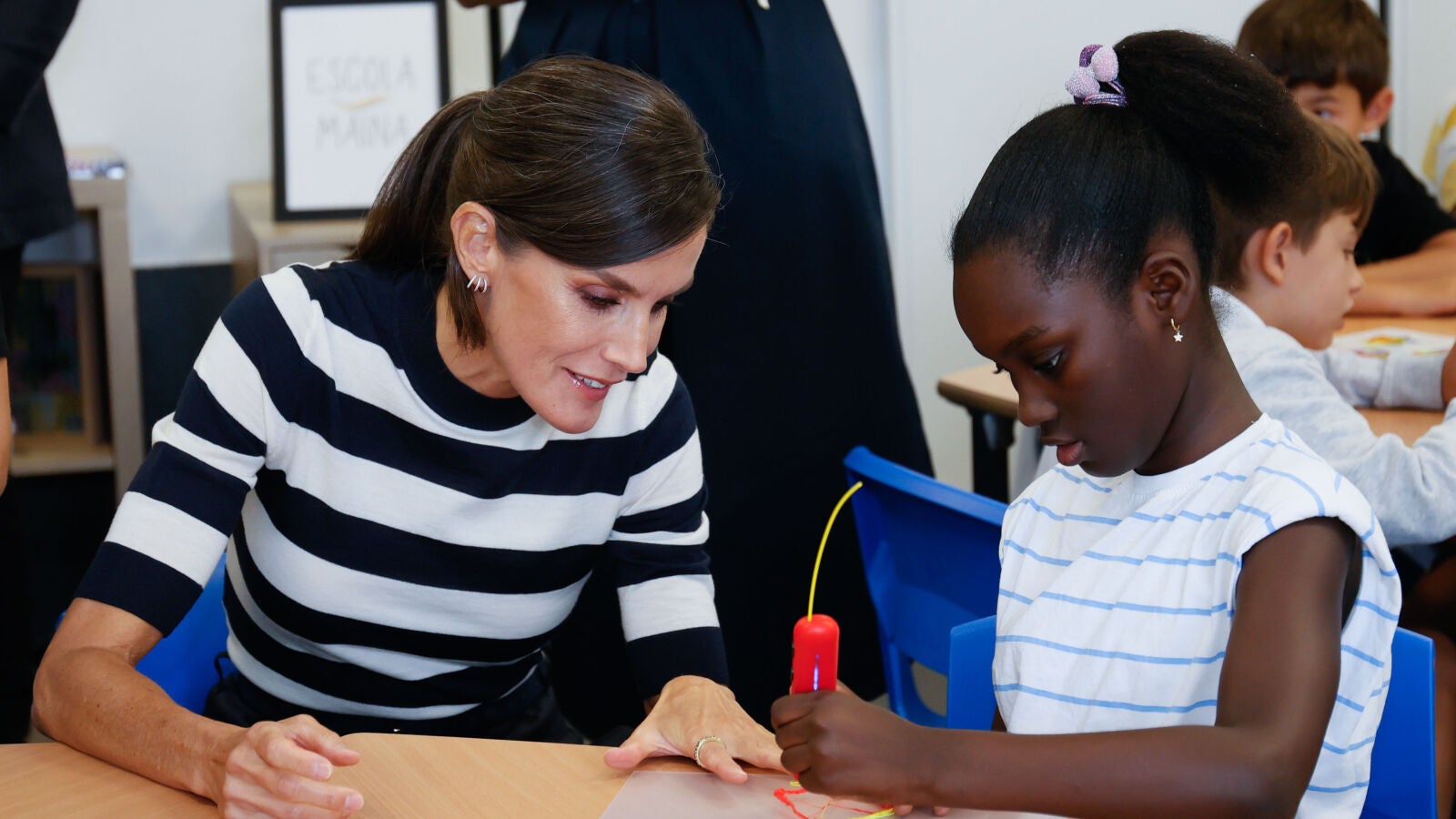 La reina Letizia visita un colegio cerca de Santiago y deja sorprendidos a sus trabajadores por su 