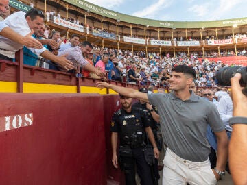 Carlos Alcaraz saluda a la gente en la plaza de toros de La Condomina