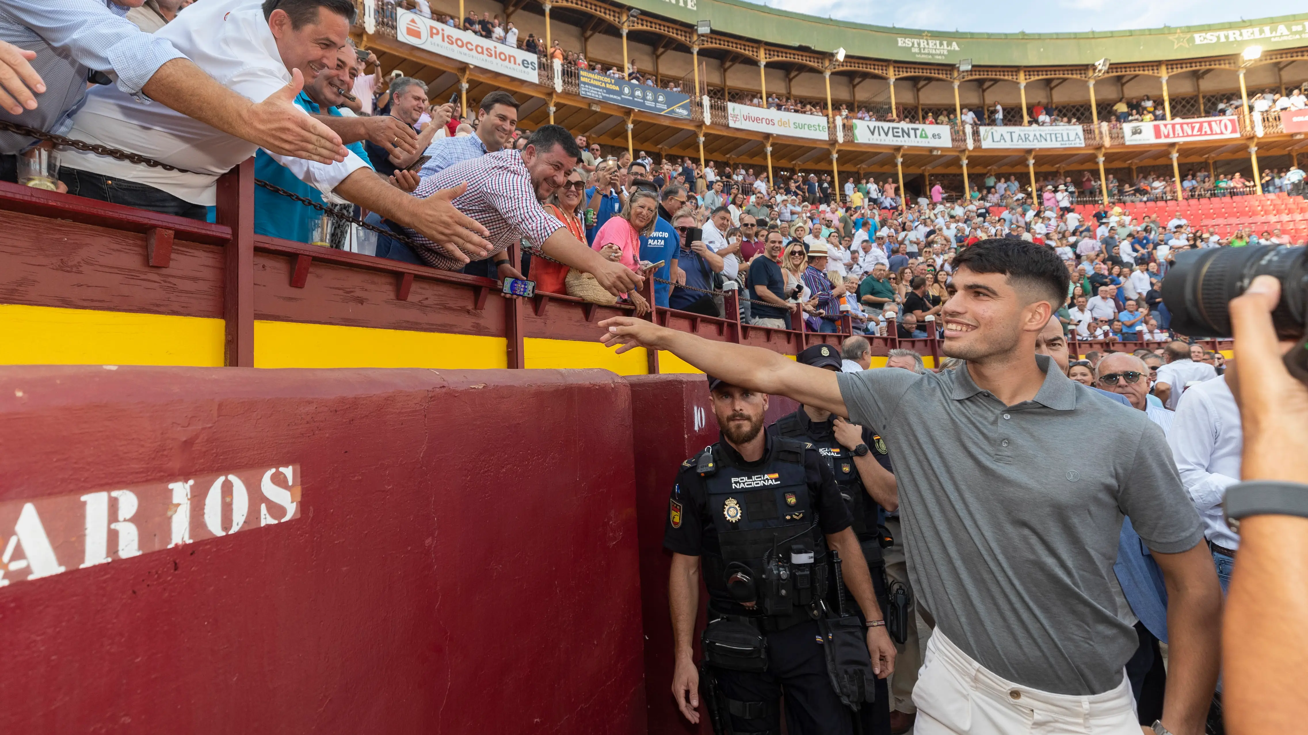 Carlos Alcaraz saluda a la gente en la plaza de toros de La Condomina