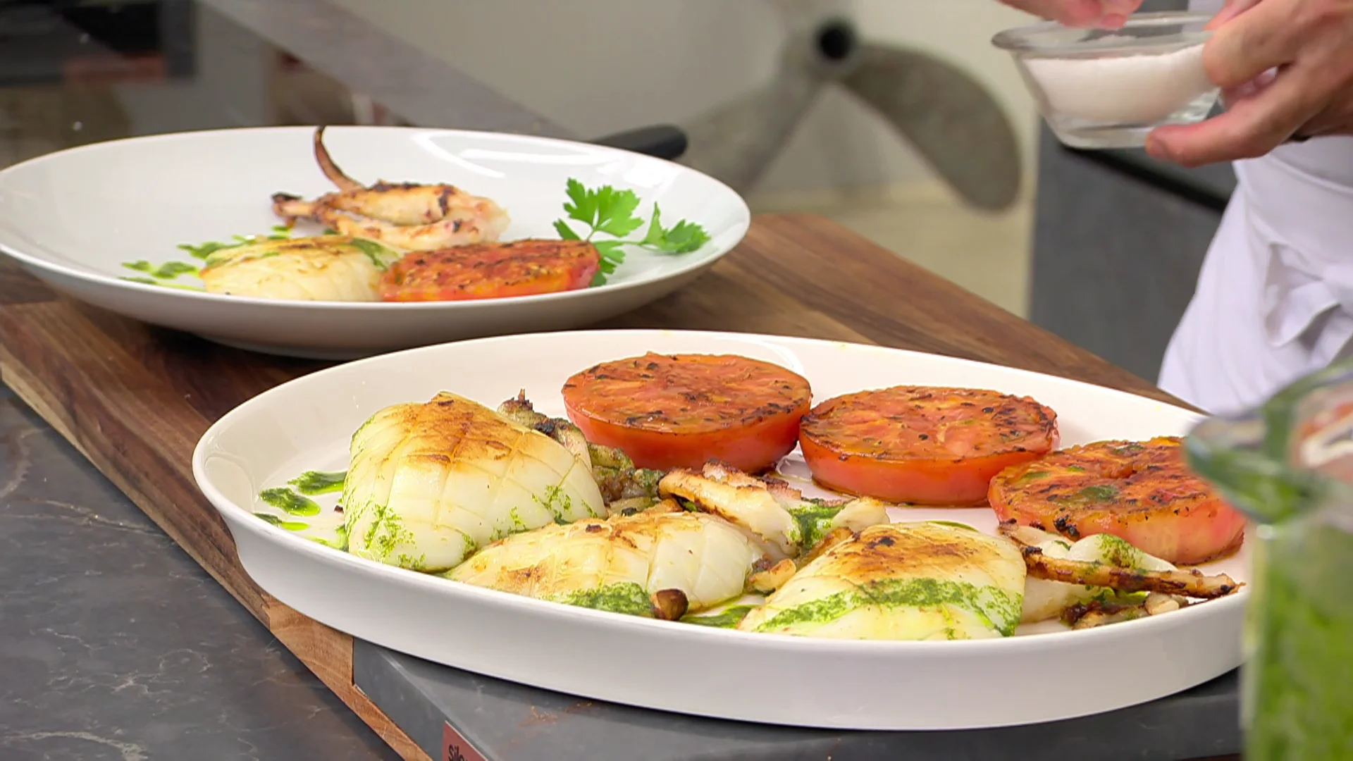 Receta f&aacute;cil y r&aacute;pida de Karlos Argui&ntilde;ano: sepia a la plancha con tomate