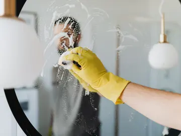 Limpiando un espejo Limpiando un espejo