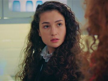 Leyla le confiesa a Aybike que no est&aacute; enamorada de Berk: "Me gusta otro chico"