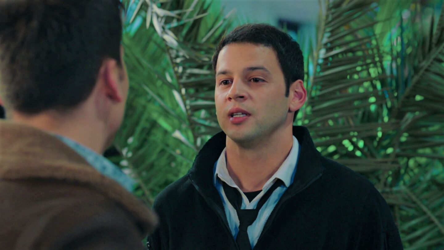 Oğulcan se enfrenta a Sarp al descubrir que el joven engañó y dejó en ridículo a Afra por una apuesta