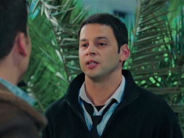 Oğulcan se enfrenta a Sarp al descubrir que el joven enga&ntilde;&oacute; y dej&oacute; en rid&iacute;culo a Afra por una apuesta