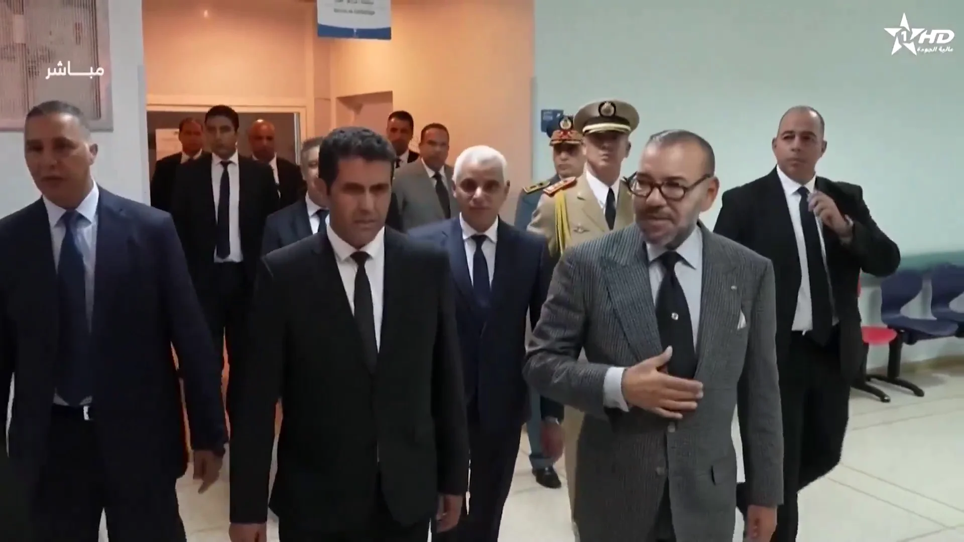 El rey Mohamed VI y su comitiva en el hospital