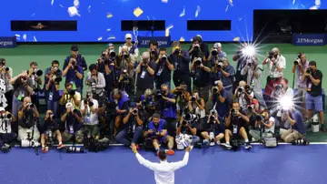 Novak Djokovic posa para los fotógrafos tras ganar el US Open 