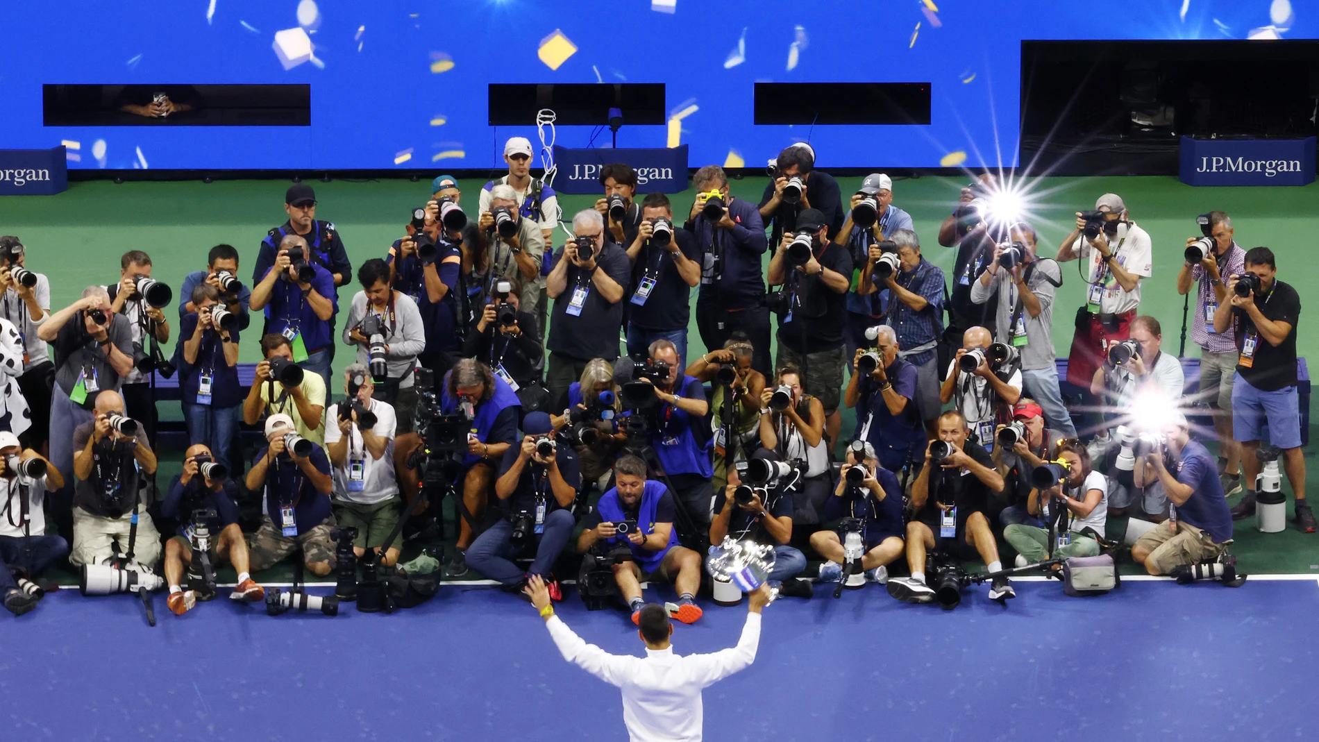 Novak Djokovic posa para los fotógrafos tras ganar el US Open 