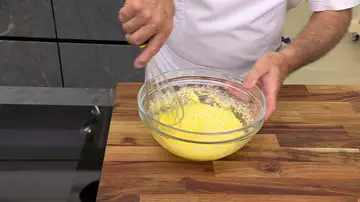 Casca 3 huevos en un bol