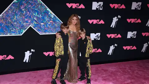 Shakira junto a sus hijos Milan y Sasha Shakira junto a sus hijos Milan y Sasha