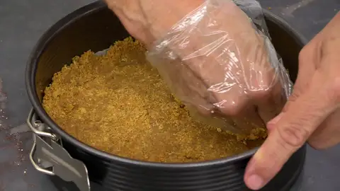 Añade la mezcla de las galletas presionando Añade la mezcla de las galletas presionando