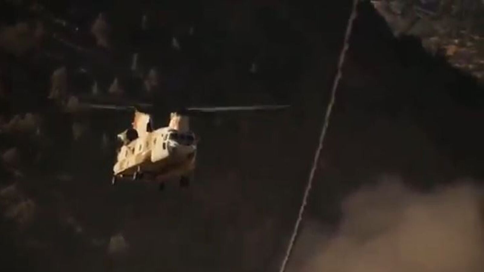 Así buscan a toda costa en Marruecos hacer llegar la ayuda: lanzan desde helicópteros los suministros