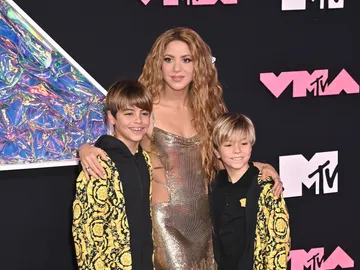 Shakira junto a sus hijos Milan y Sasha Shakira junto a sus hijos Milan y Sasha