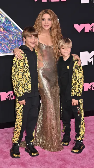 Shakira junto a sus hijos Milan y Sasha Shakira junto a sus hijos Milan y Sasha