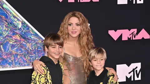 Shakira junto a sus hijos Milan y Sasha Shakira junto a sus hijos Milan y Sasha