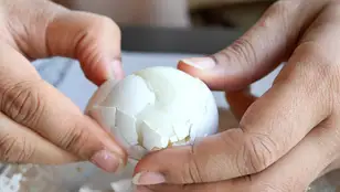 Pelar huevos cocidos