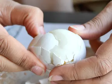 Pelar huevos cocidos Pelar huevos cocidos
