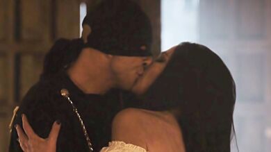 El beso de película entre Joaquín y Ana Obregón recreando la secuencia de El Zorro 