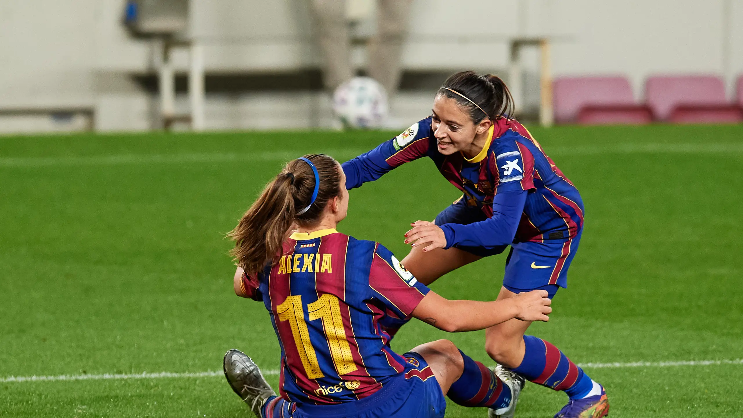 Alexia Putellas y Aitana Bonmat&iacute; en un partido en 2021