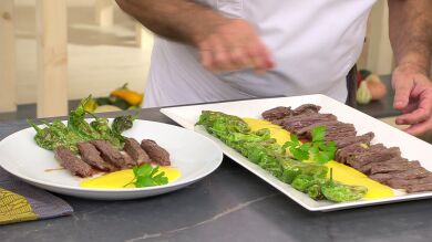 Receta de entrécula de ternera con salsa de melocotón y pimientos, de Arguiñano: 