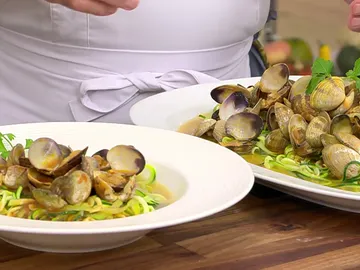 Espaguetis de calabacín con almejas, la receta sana, rica y divertida de Karlos Arguiñano Espaguetis de calabacín con almejas, la receta sana, rica y divertida de Karlos Arguiñano
