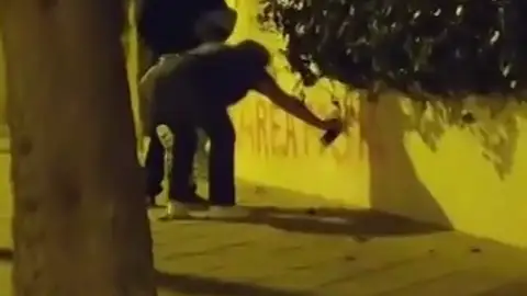 ¿Yayos y delincuentes? Se busca a dos grafiteros ‘abuelos’ por vandalizar la casa de Rocío Jurado en Chipiona ¿Yayos y delincuentes? Se busca a dos grafiteros ‘abuelos’ por vandalizar la casa de Rocío Jurado en Chipiona