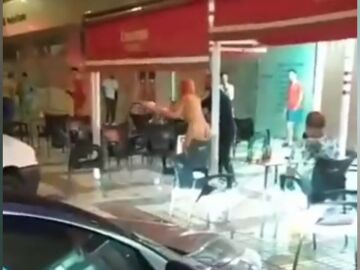 Una mujer, desnuda, destroza y tira al suelo las mesas y sillas de un restaurante de Málaga