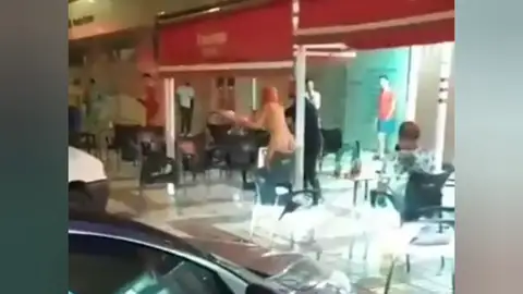 Una mujer, desnuda, destroza y tira al suelo las mesas y sillas de un restaurante de Málaga Una mujer, desnuda, destroza y tira al suelo las mesas y sillas de un restaurante de Málaga