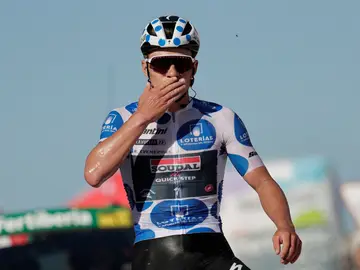 Remco Evenepoel celebra su victoria en la Cruz de Linares Remco Evenepoel celebra su victoria en la Cruz de Linares