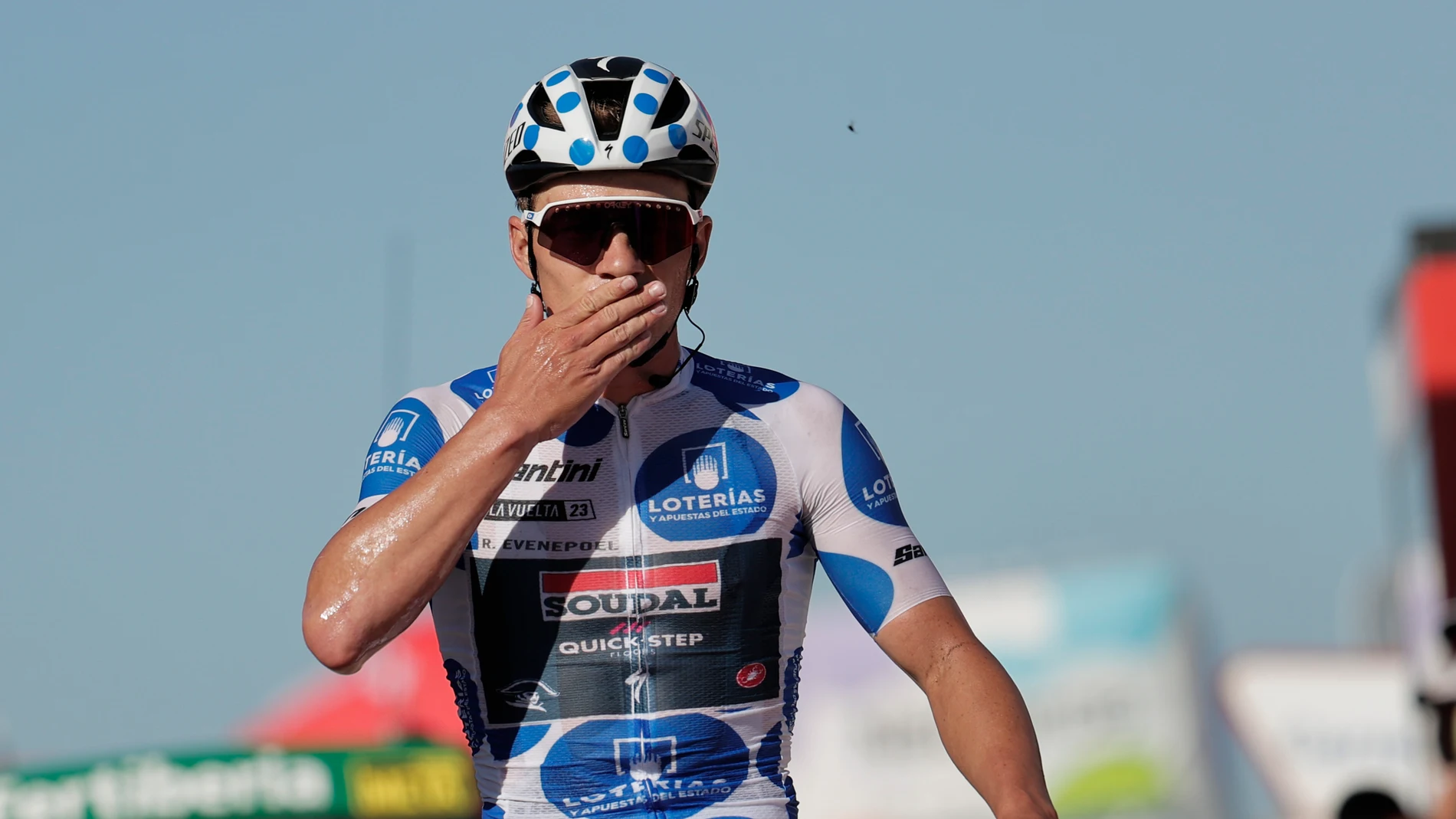 Remco Evenepoel celebra su victoria en la Cruz de Linares