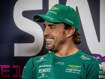 Fenando Alonso sonríe en la rueda de prensa de la FIA