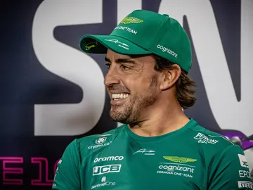 Fenando Alonso sonríe en la rueda de prensa de la FIA Fenando Alonso sonríe en la rueda de prensa de la FIA