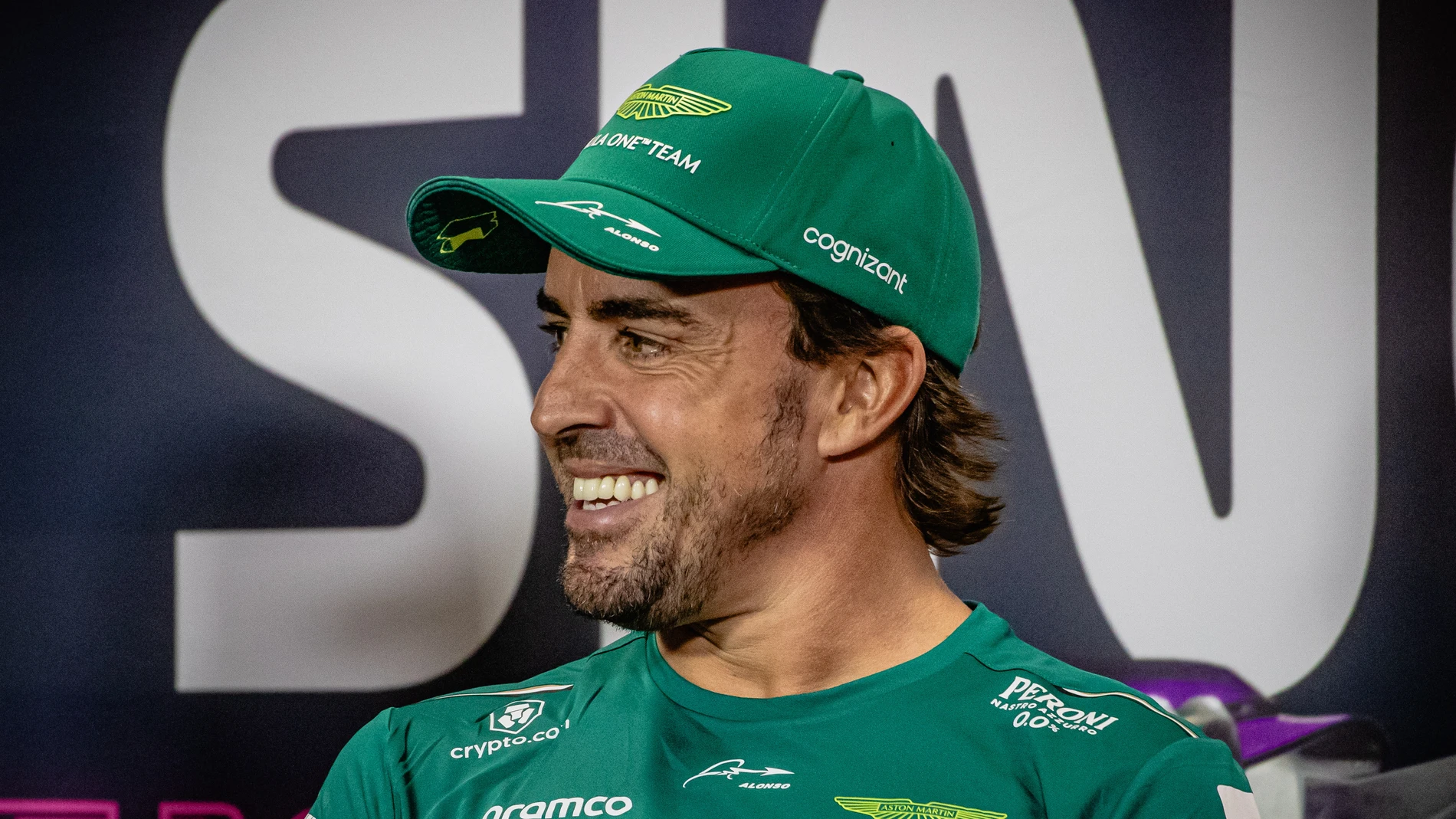 Fenando Alonso sonríe en la rueda de prensa de la FIA