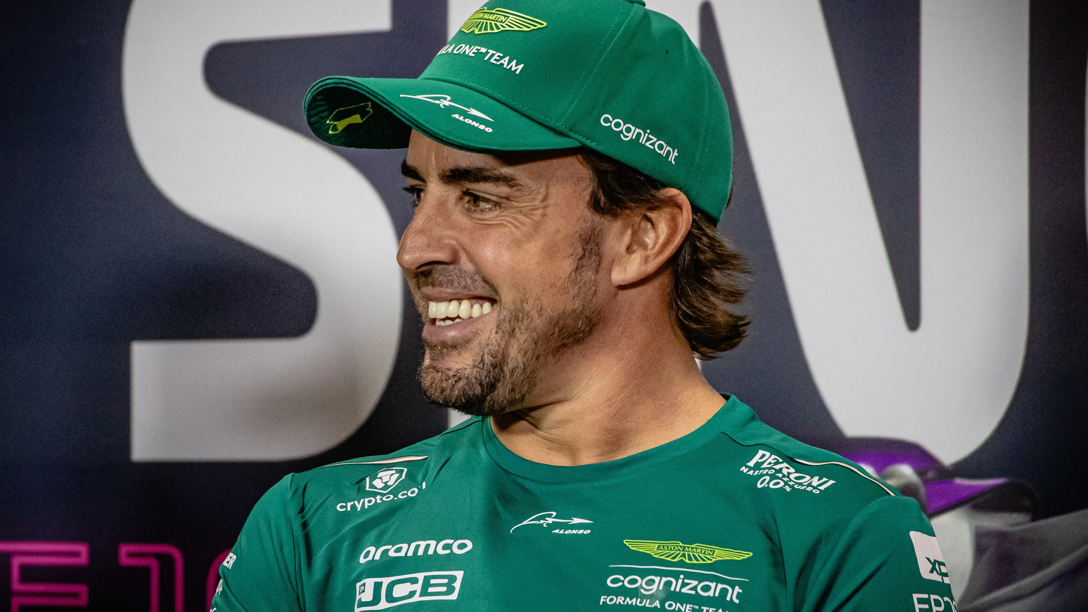 Fenando Alonso sonríe en la rueda de prensa de la FIA Fenando Alonso sonríe en la rueda de prensa de la FIA
