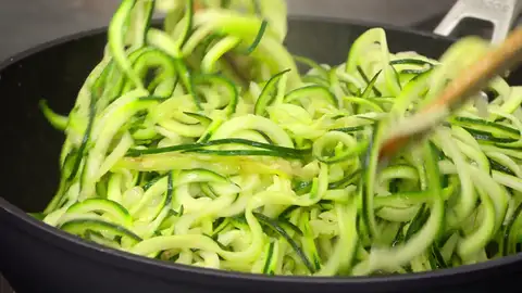 Saltea los espaguetis de calabacín Saltea los espaguetis de calabacín