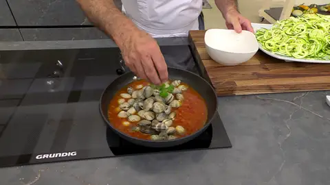 Cuando haya hervido un rato, añade las almejas Cuando haya hervido un rato, añade las almejas