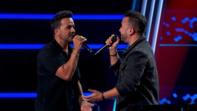El regalo de Luis Fonsi a Lisandro al cantar Aquí estoy yo junto al resto de coaches 