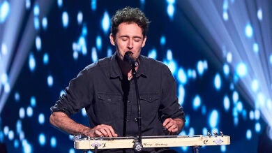 Jonathan Colombo se atreve con la Steel Guitar en su actuación: “¡Qué valor!” 