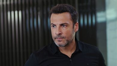 Kaya le reprocha a Ender haberle ocultado la verdad, pero se posiciona de su lado frente a Şahika 