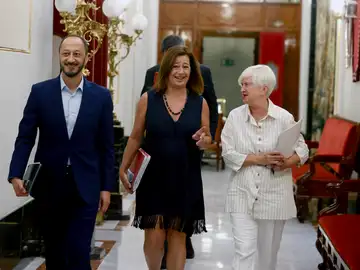 La presidenta de la Mesa del Congreso, Francina Armengol (c), conversa con el vicepresidente primero, Alfonso Rodríguez Gómez de Celis (i), y la secretaria segunda, Isaura Leal La presidenta de la Mesa del Congreso, Francina Armengol (c), conversa con el vicepresidente primero, Alfonso Rodríguez Gómez de Celis (i), y la secretaria segunda, Isaura Leal