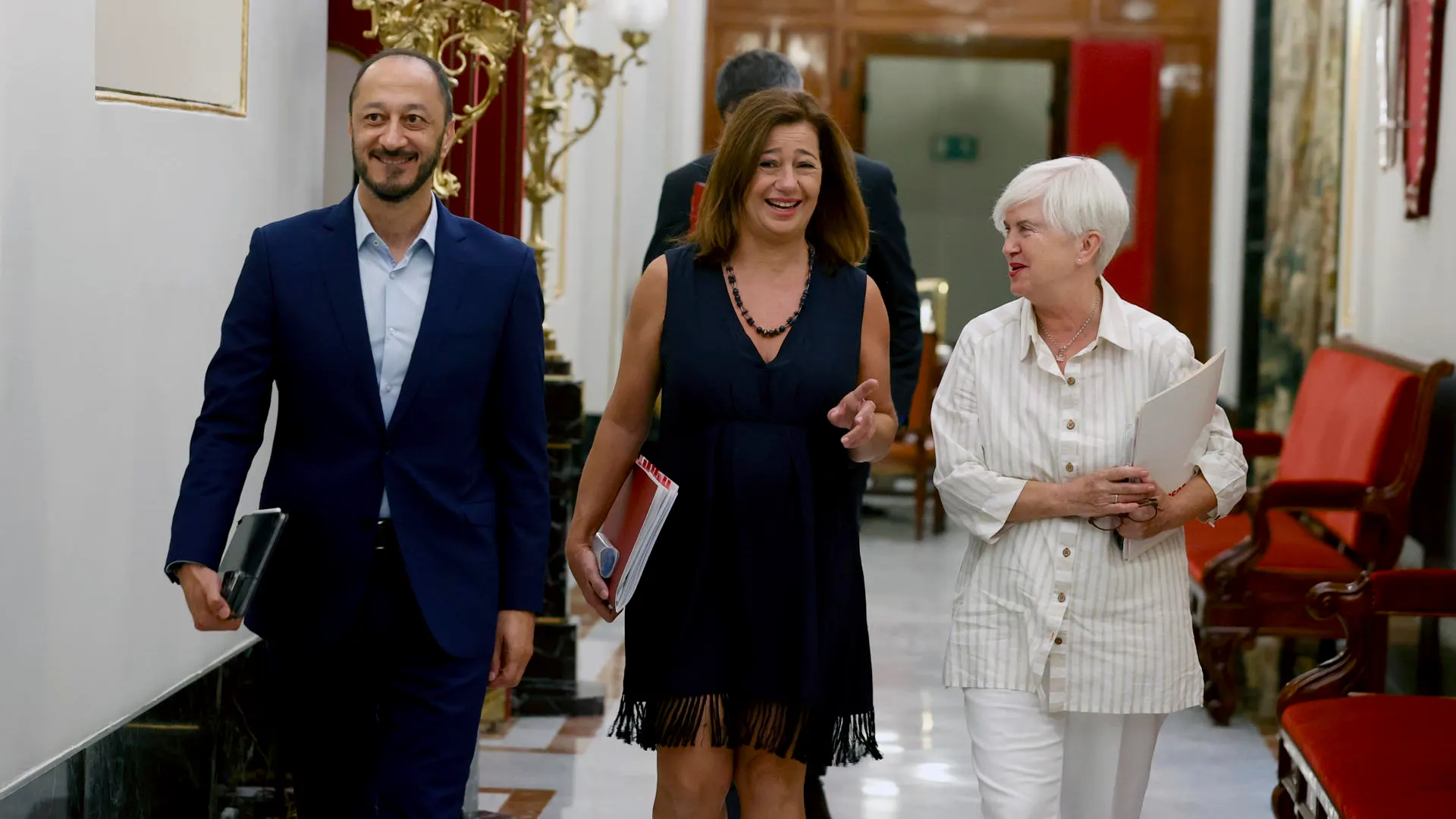 La presidenta de la Mesa del Congreso, Francina Armengol (c), conversa con el vicepresidente primero, Alfonso Rodr&iacute;guez G&oacute;mez de Celis (i), y la secretaria segunda, Isaura Leal