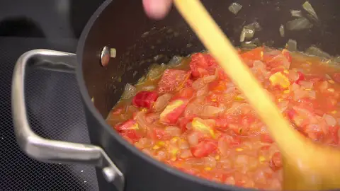 Cuando la cebolla se haya pochado, añade los tomates picados Cuando la cebolla se haya pochado, añade los tomates picados