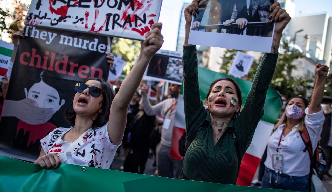 Imagen de mujeres protestando por la muerte de la joven Mahsa Amini