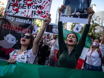 Imagen de mujeres protestando por la muerte de la joven Mahsa Amini