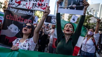 Imagen de mujeres protestando por la muerte de la joven Mahsa Amini